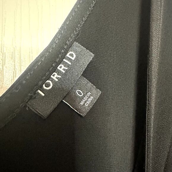 Torrid‎ Black Layered Sleeveless Top Women's 0 /12 Black Flowy Whimsical Goth - Picture 3 of 5